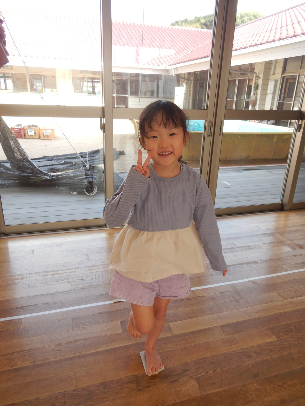 新聞紙じゃんけんの様子 (1)