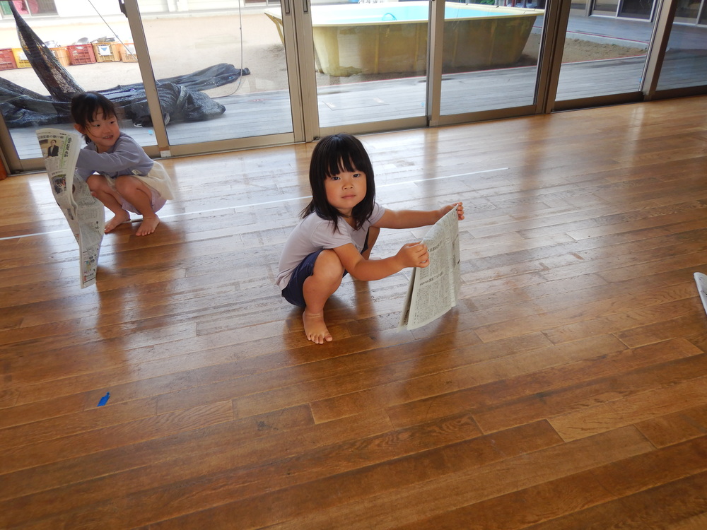 新聞紙じゃんけんの様子 (3)