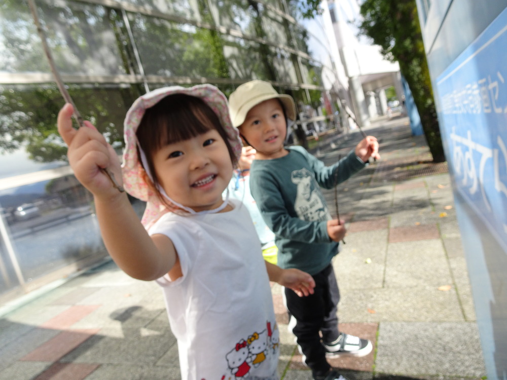 あすてらす前で遊ぶ子ども (1)