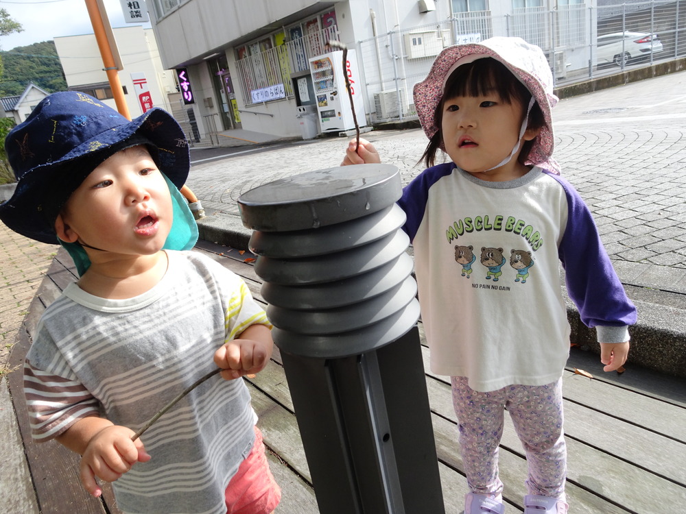 あすてらす前で遊ぶ子ども (3)
