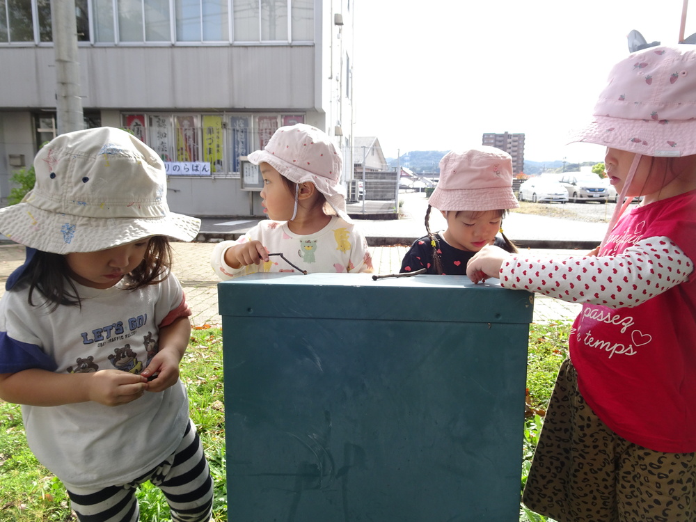 あすてらす前で遊ぶ子ども (5)
