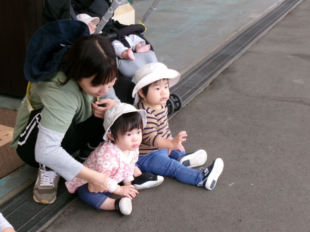 汽車に手を振る子ども