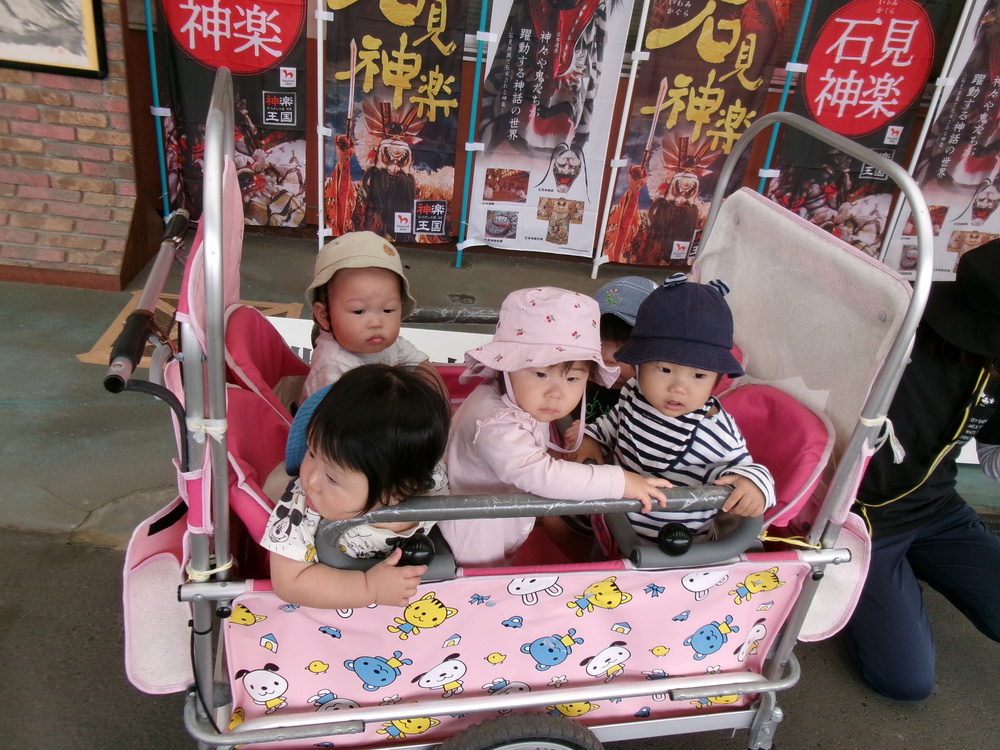 汽車を見る子ども