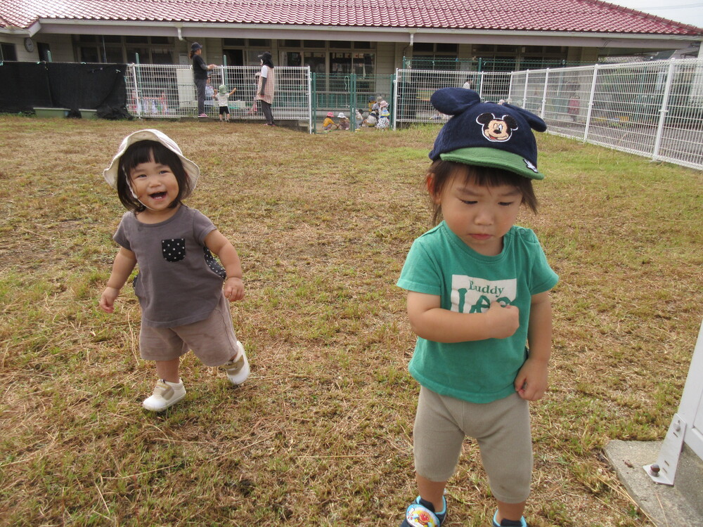 園庭で遊んでいる様子