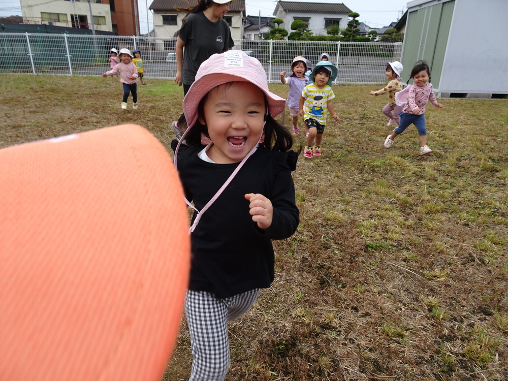 園庭で遊ぶ子ども (4)