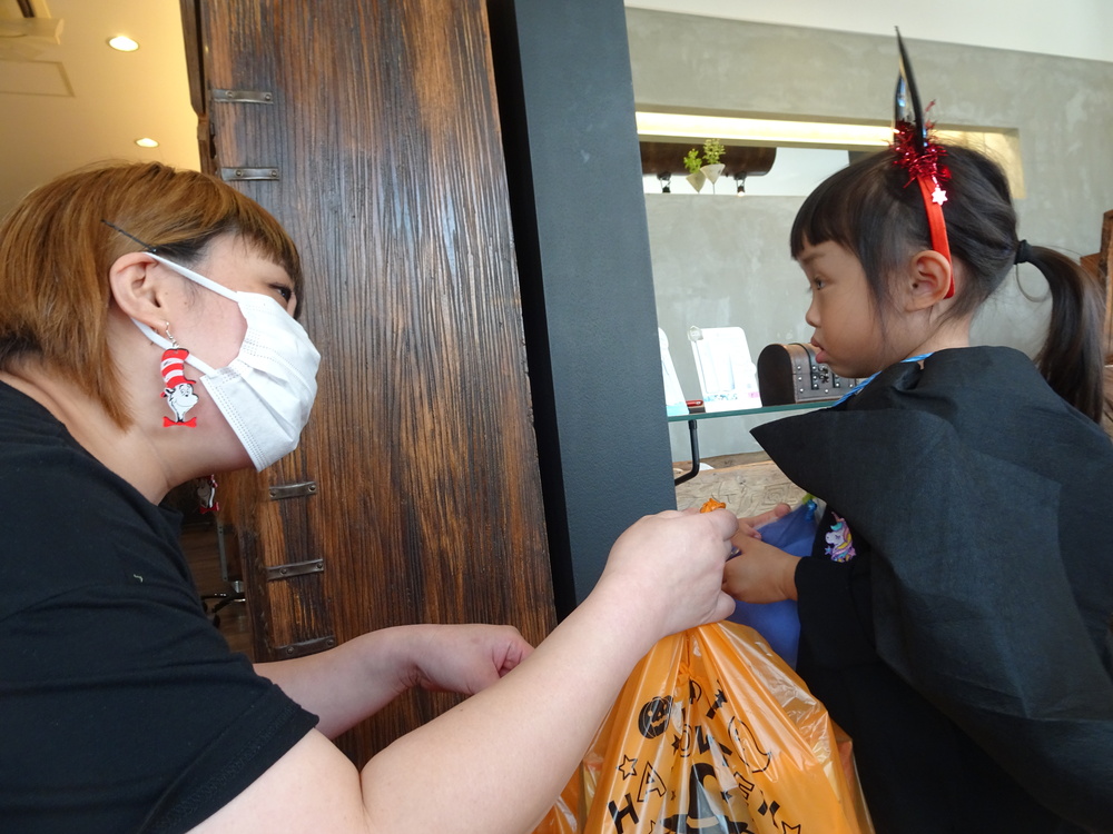 ハロウィンパレードで歩いている様子
