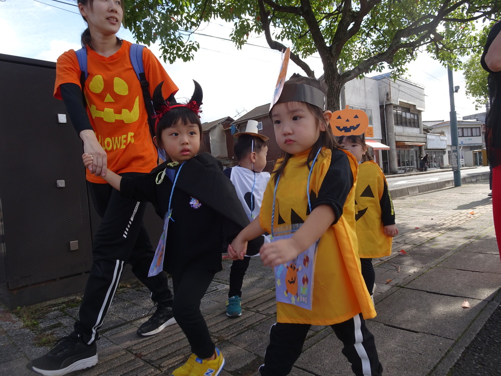 ハロウィンパレード歩いている様子 (1)