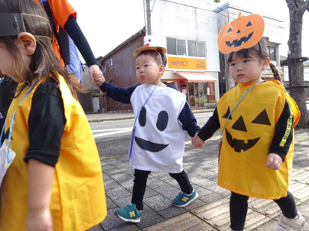 ハロウィンパレード歩いている様子 (4)