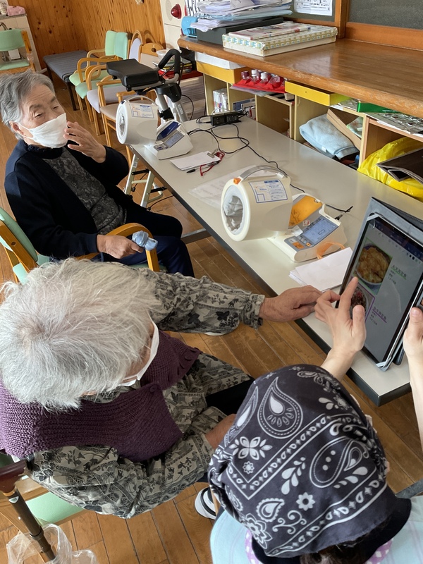 写真を見ながら選んでいます