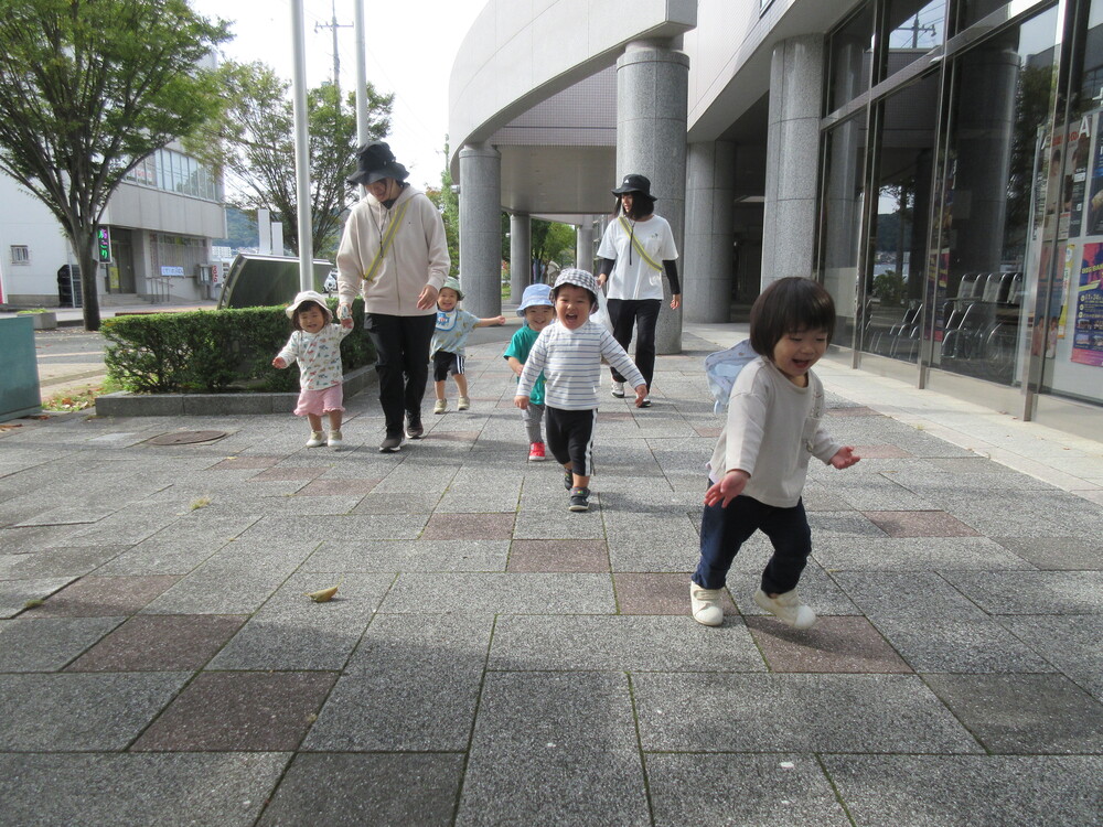 あすてらす前で遊んでいる様子 (1)