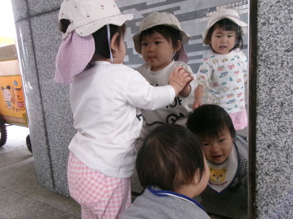 鏡の前にいる子ども