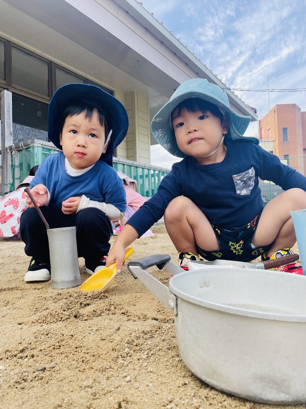 園庭で遊ぶ子ども (1)