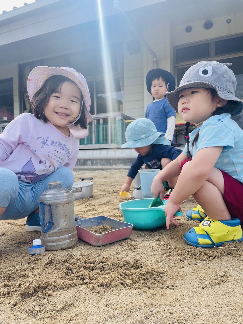 園庭で遊ぶ子ども (2)