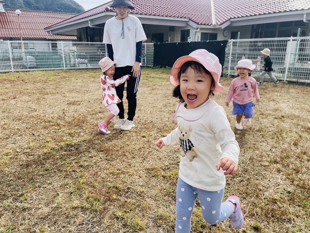 園庭で遊ぶ子ども５