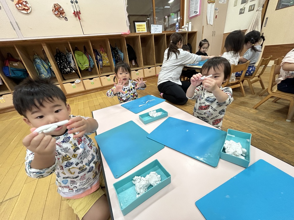 粘土で遊ぶ子ども (2)