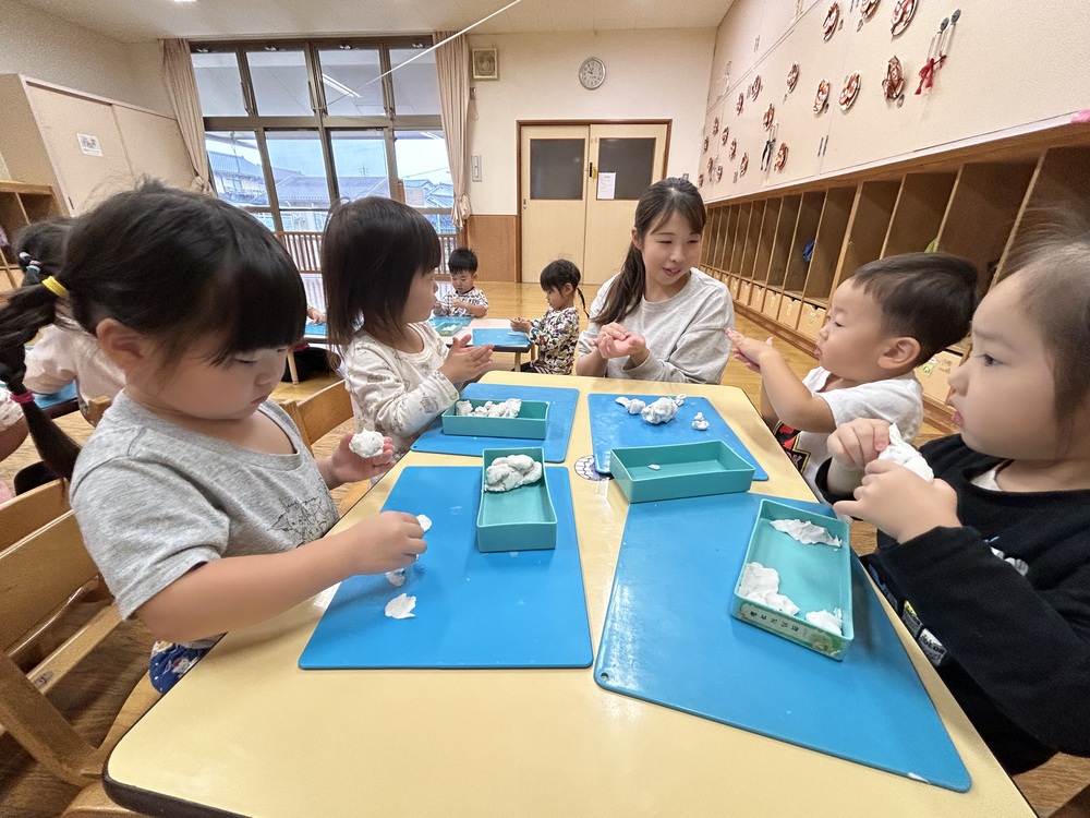 粘土で遊ぶ子ども (3)