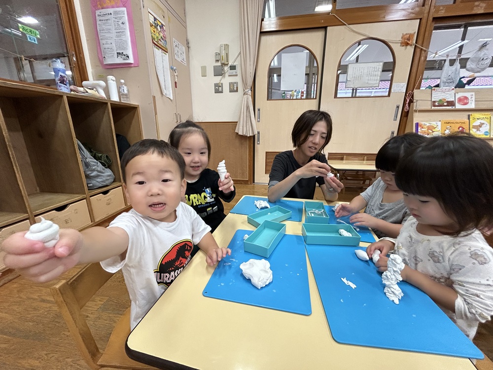 粘土で遊ぶ子ども (5)