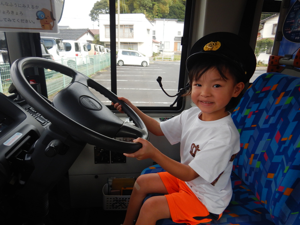 運転席に座らせてもらっている様子 (2)