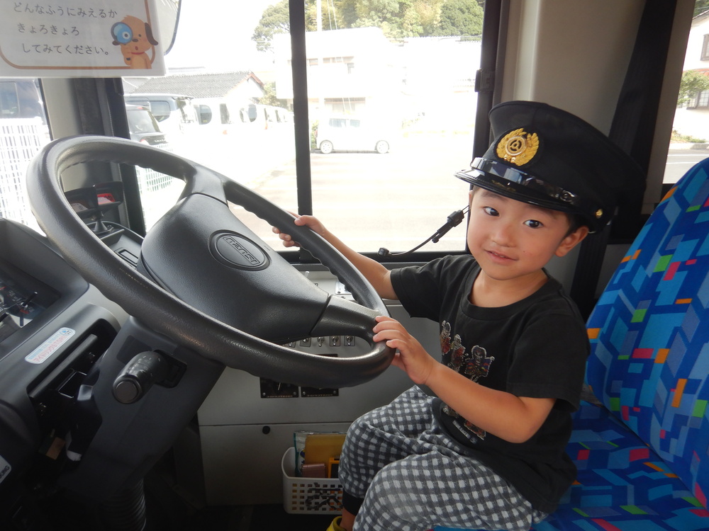 運転席に座らせてもらっている様子 (5)