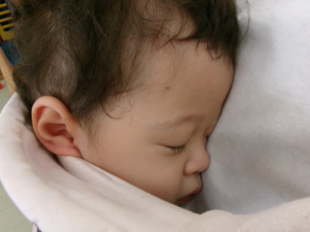 眠っている