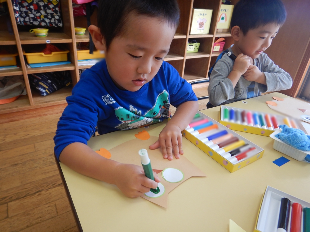 製作をする男の子