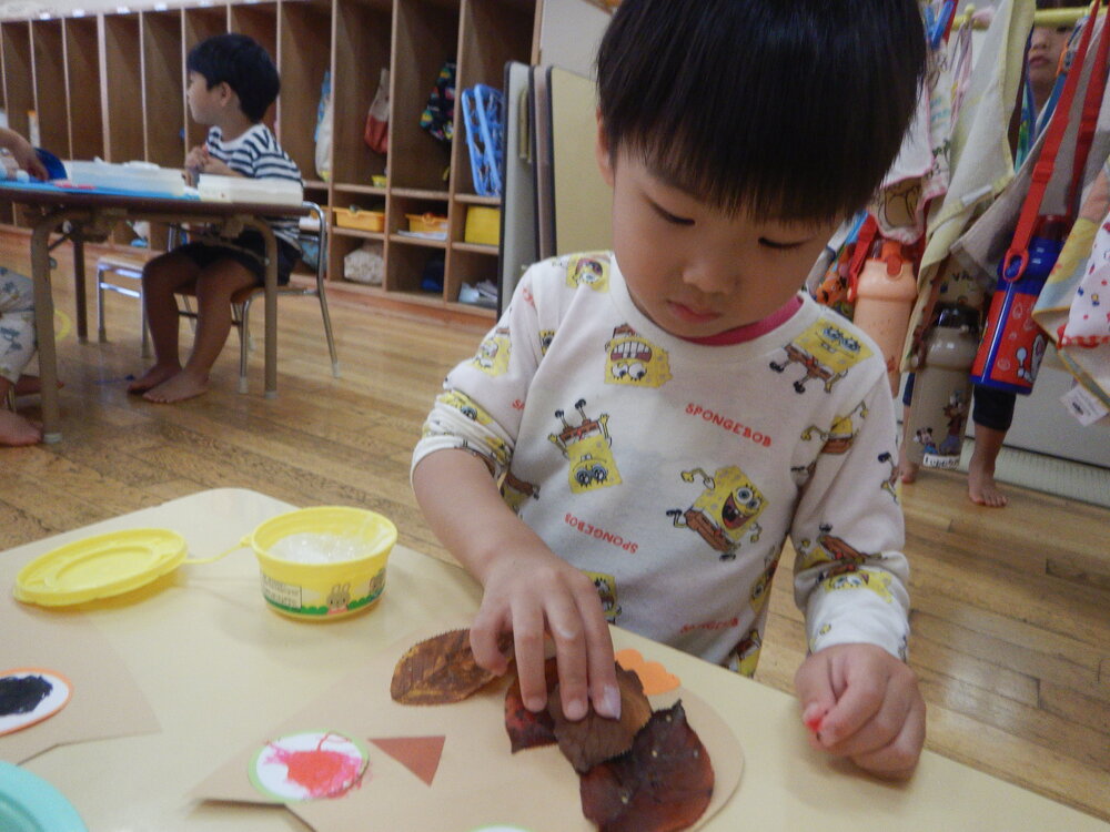 製作をする男の子