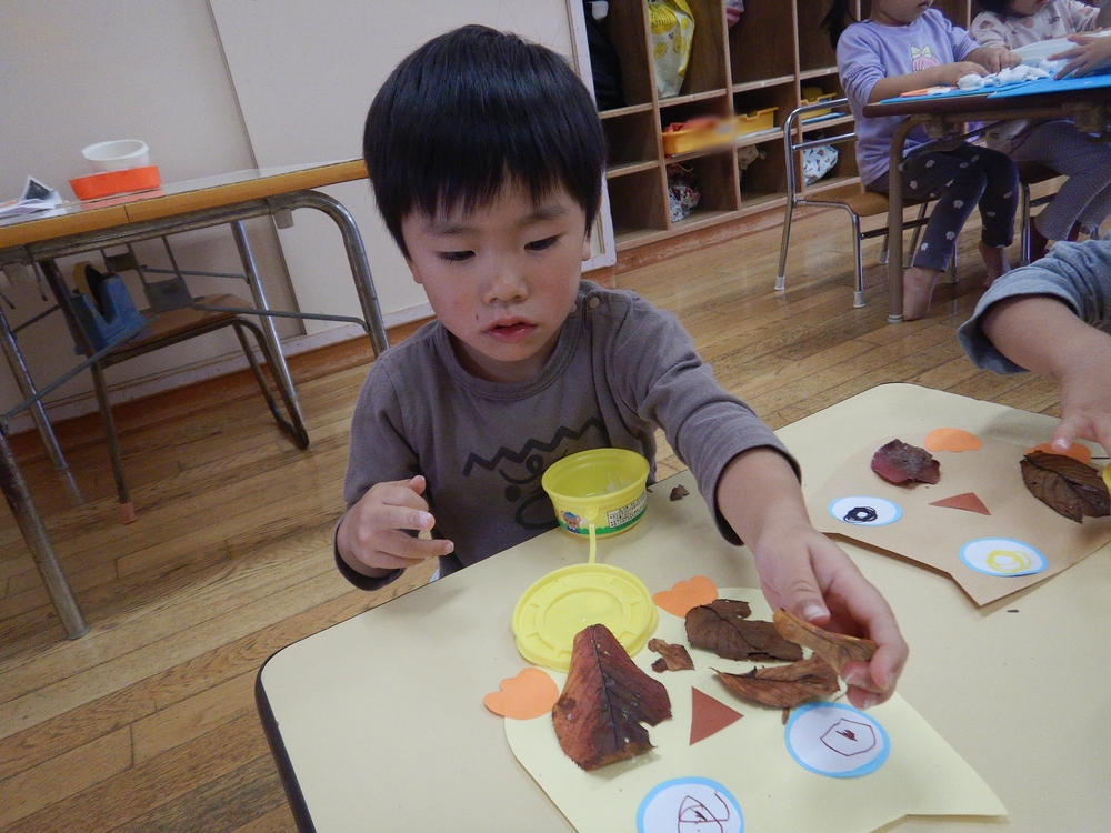 製作をする男の子