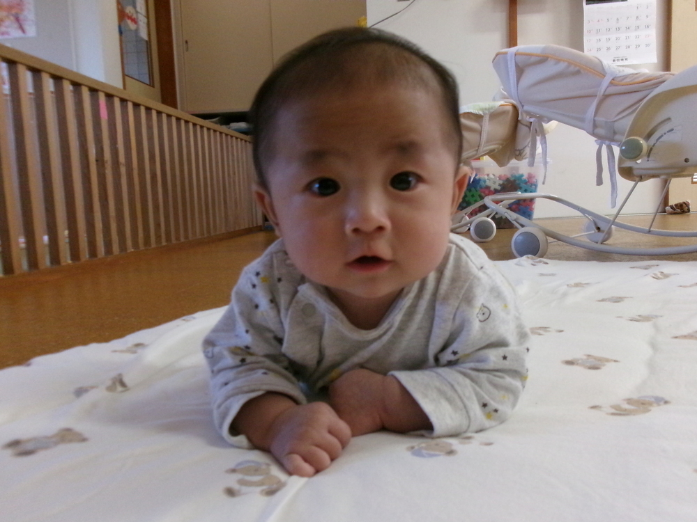 寝返りがえりする子ども