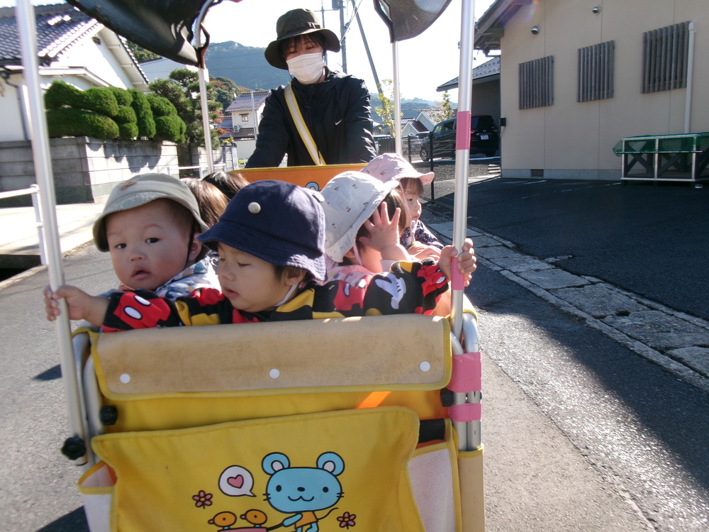 散歩車に乗る