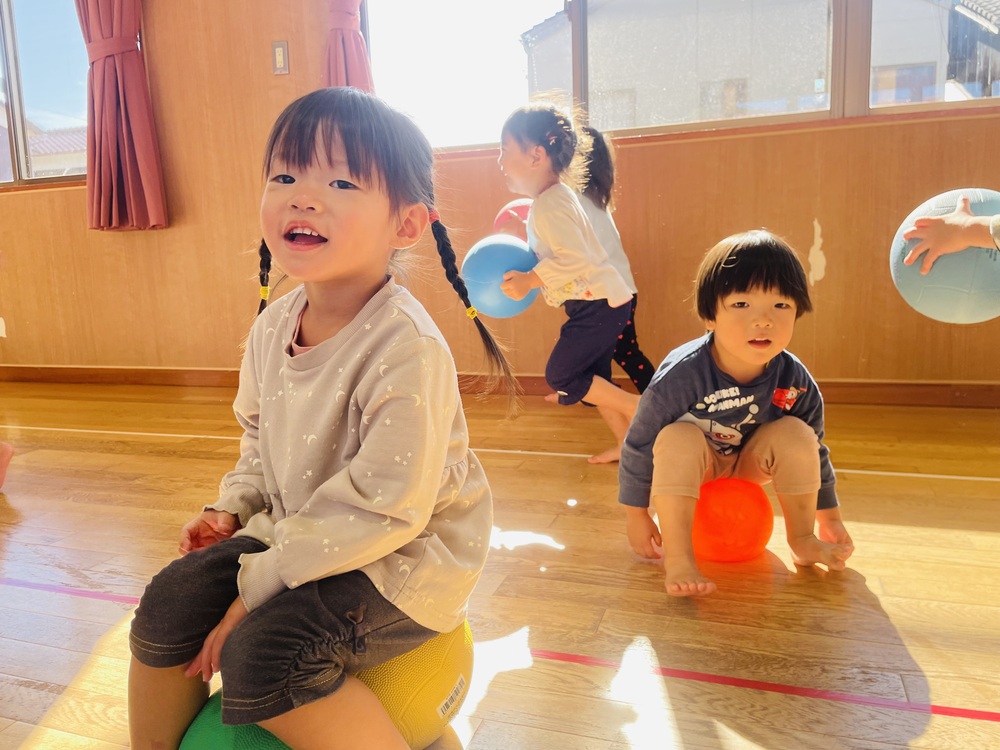 遊戯室で遊ぶ子ども (2)