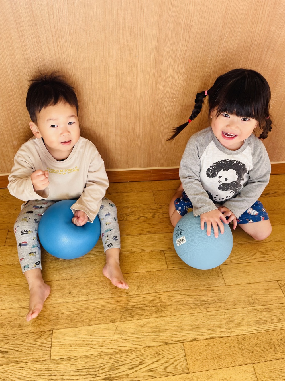 遊戯室で遊ぶ子ども (4)