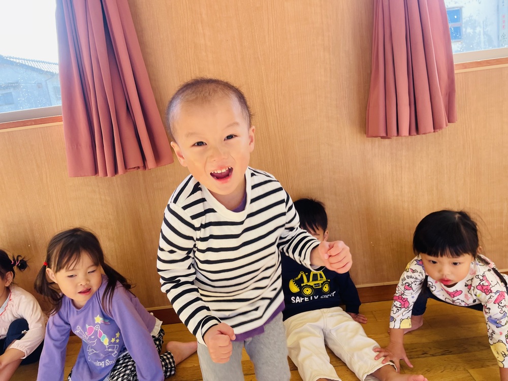 遊戯室で遊ぶ子ども (5)