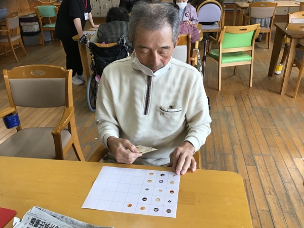 枠の中にシールを貼っています
