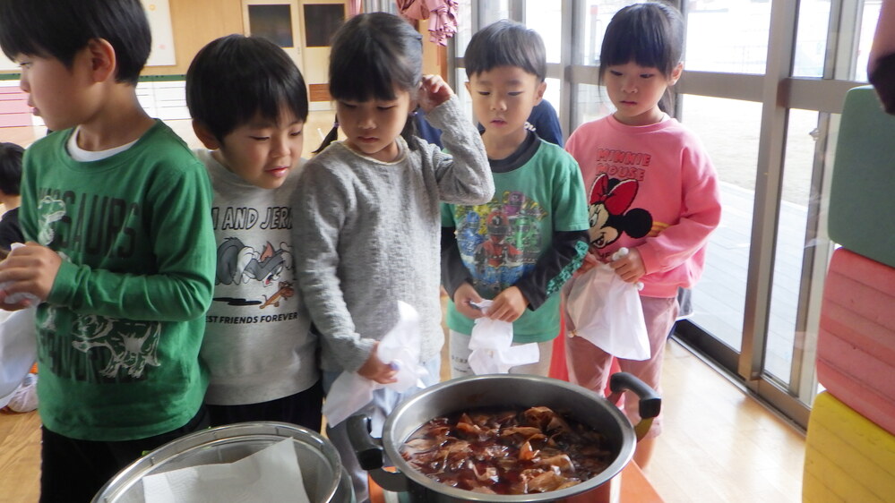 玉ねぎ染めの様子
