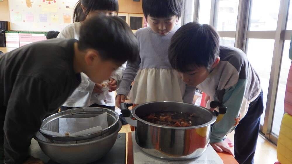 玉ねぎ染めの様子