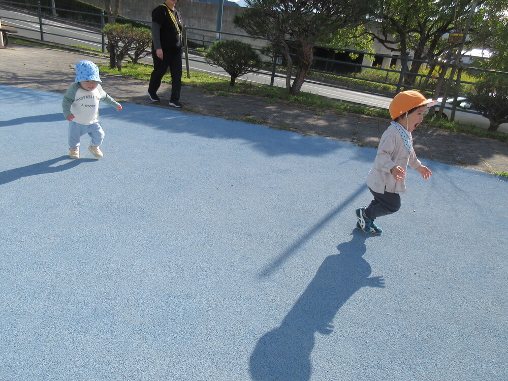 公園で遊んでいる様子