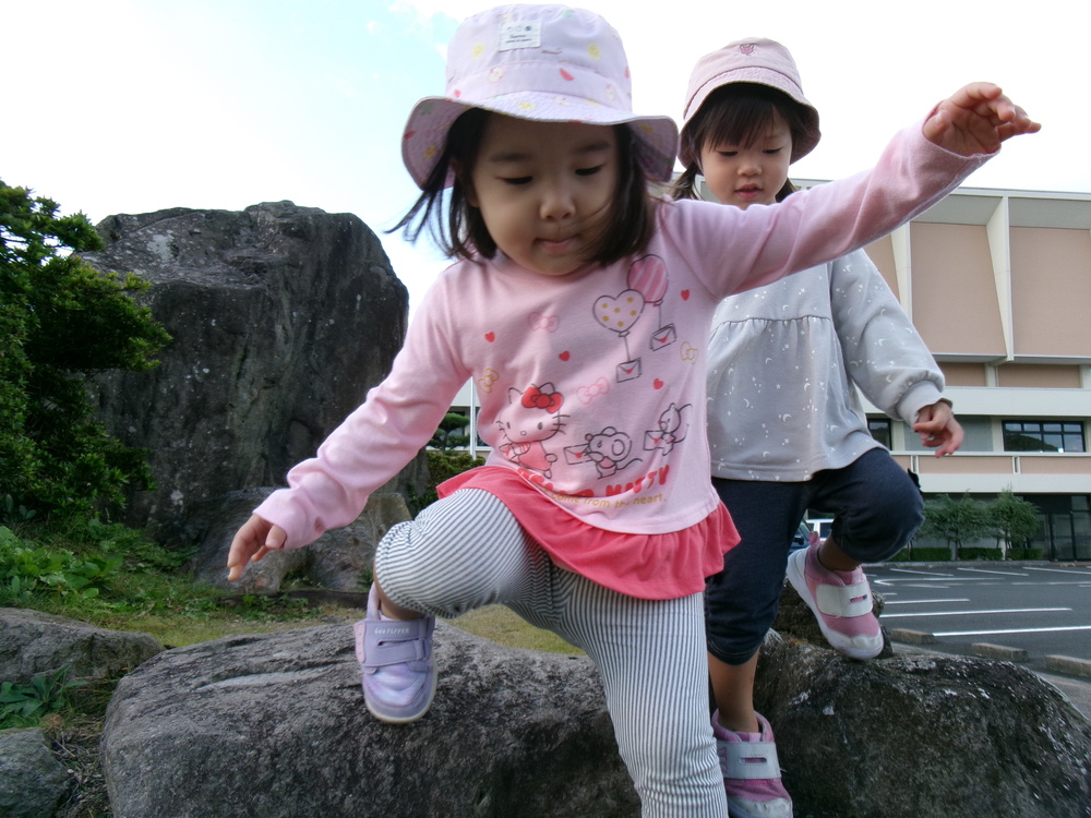 市民会館で遊ぶ子ども (2)