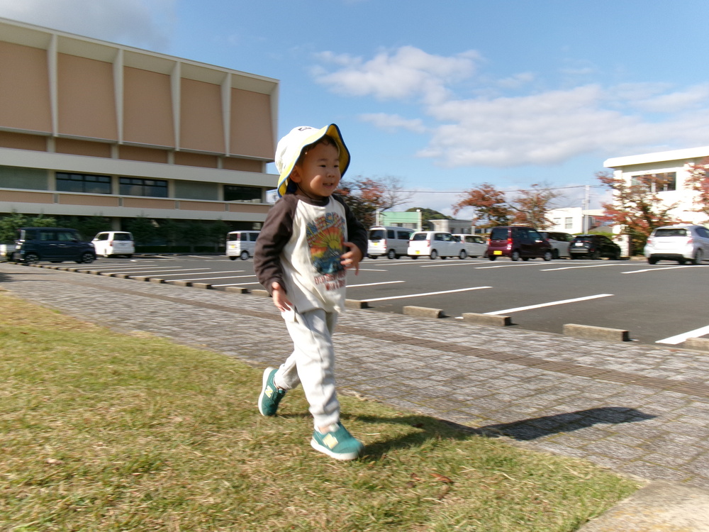 市民会館で遊ぶ子ども (4)