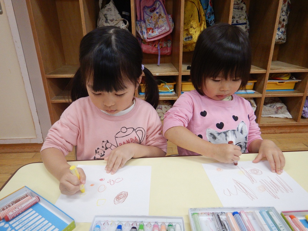 はじき絵をしている様子 (1)