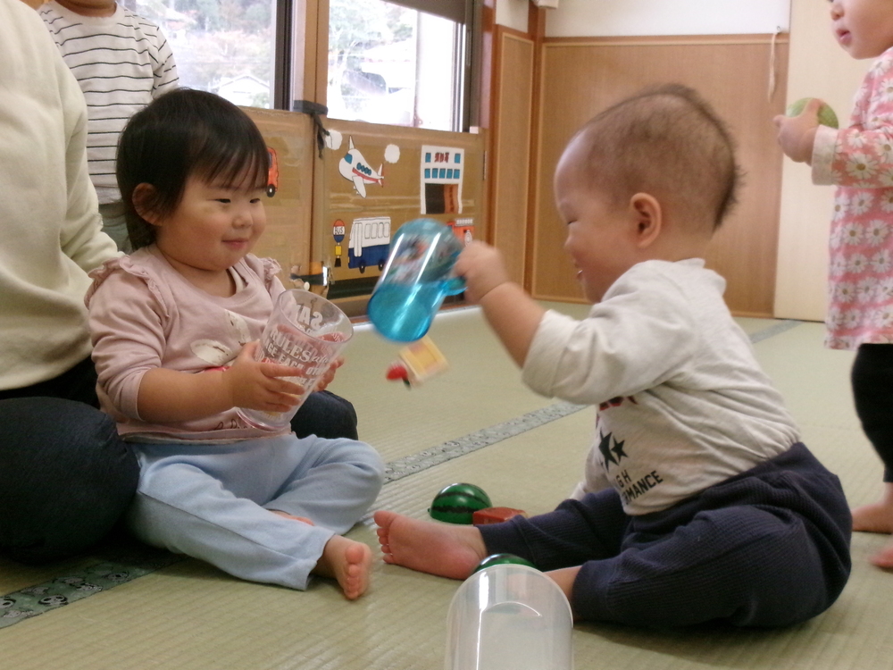 乾杯をしている子どもたち