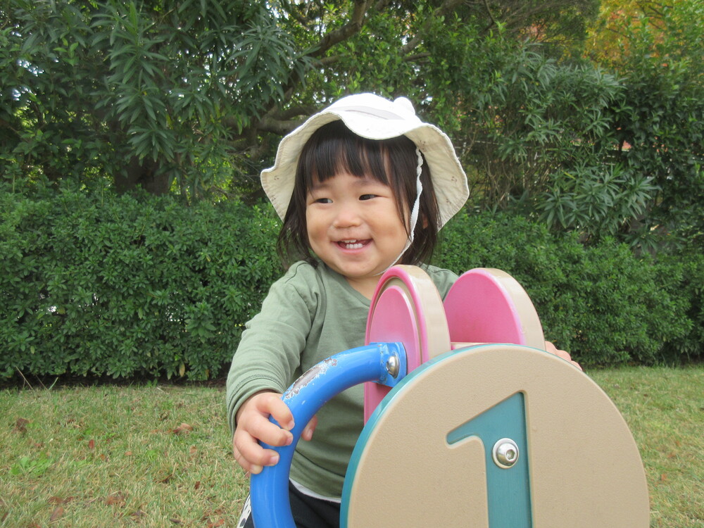 公園で遊んでいる様子 (1)