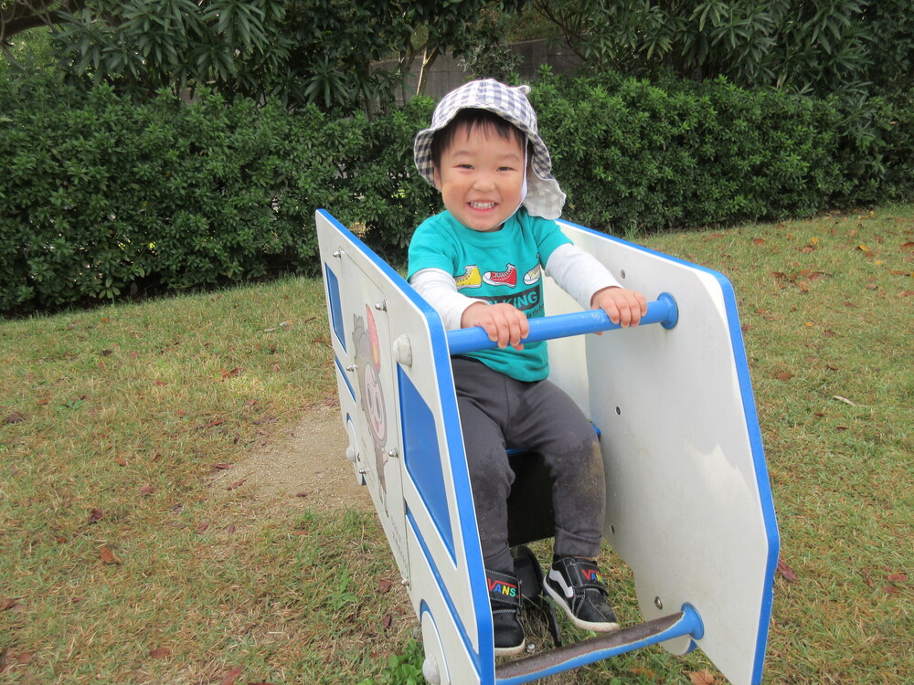 公園で遊んでいる様子 (2)