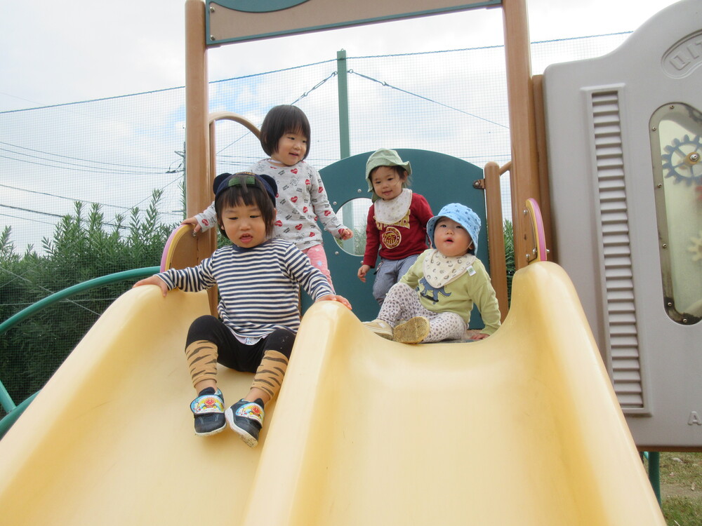公園で遊んでいる様子 (3)