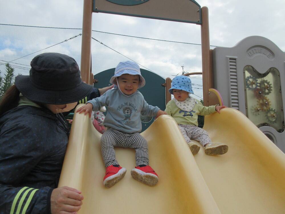 公園で遊んでいる様子 (4)