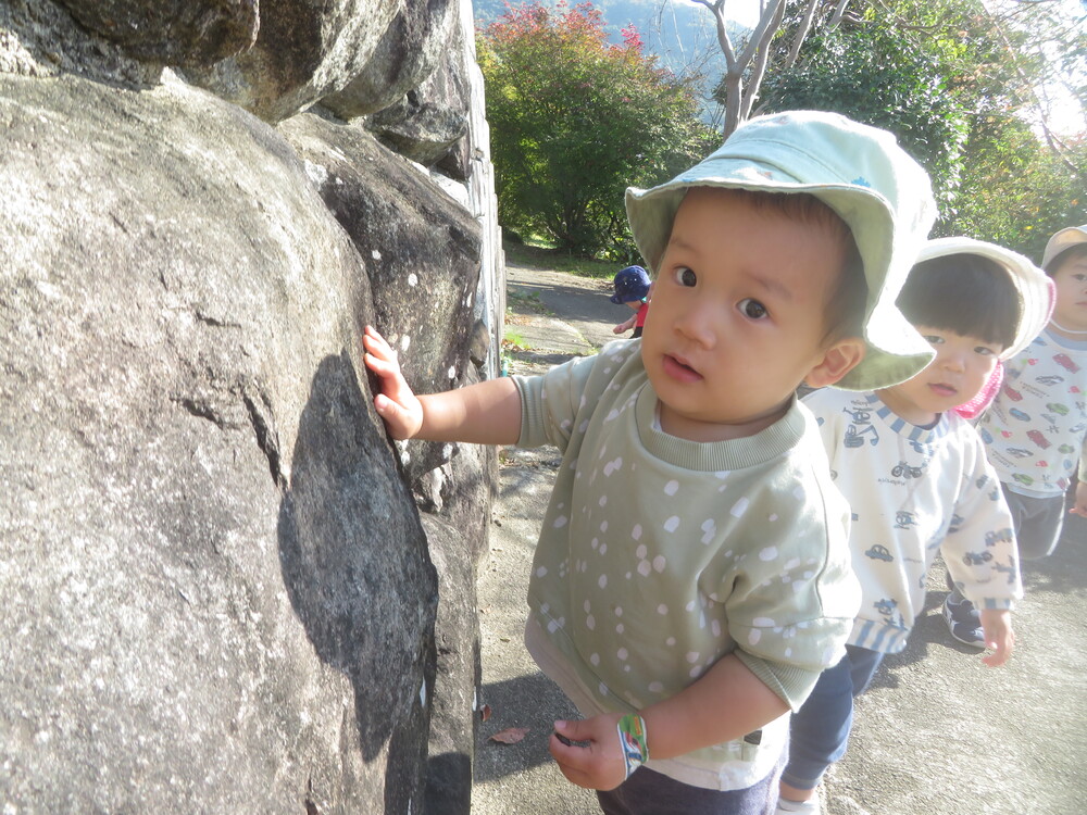 円応寺で遊ぶ様子 (1)