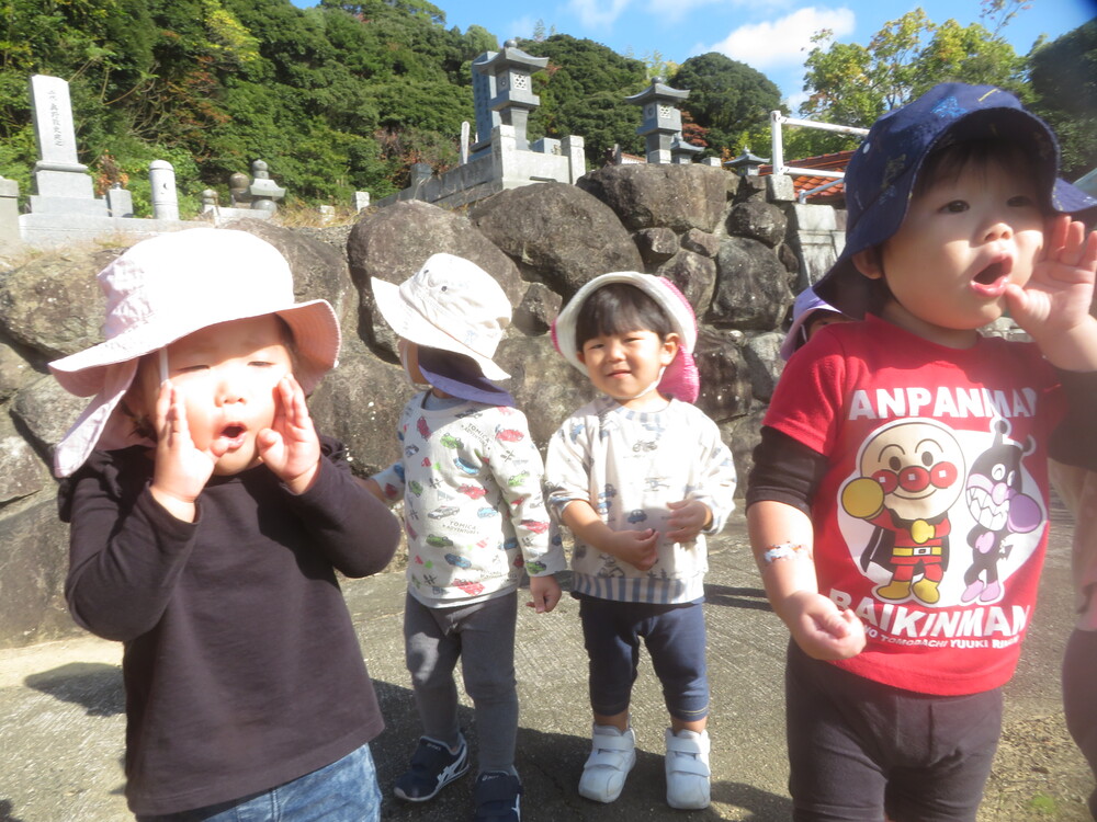 円応寺で遊ぶ様子 (2)