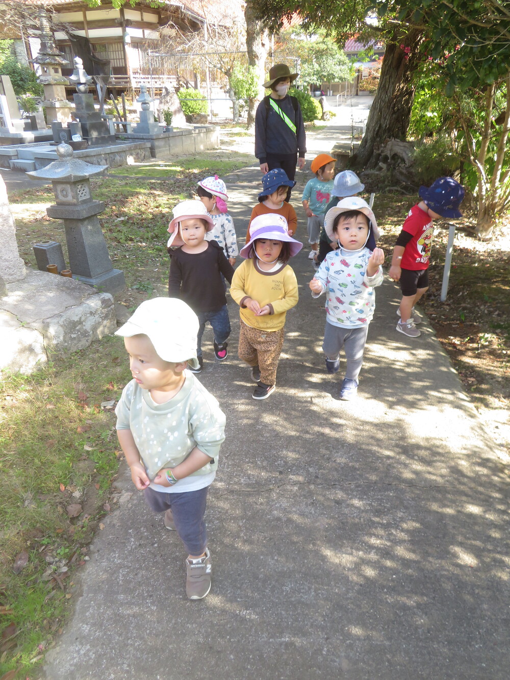 円応寺で遊ぶ様子 (7)