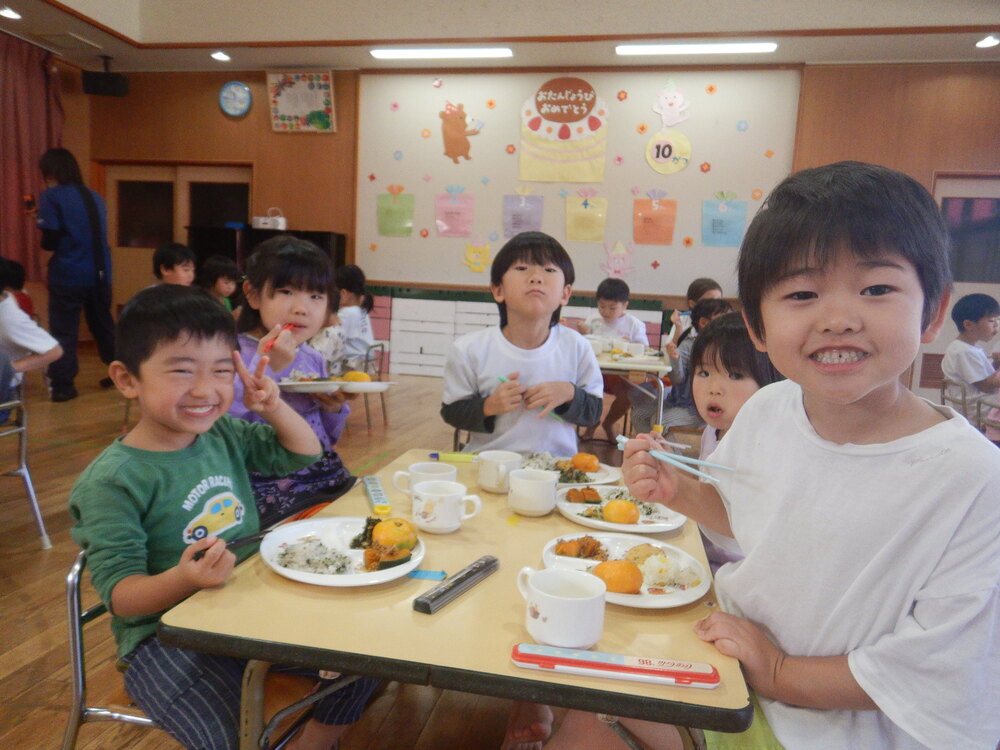 ご飯を食べる子どもたち