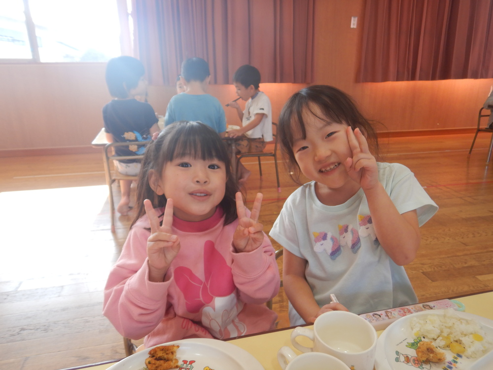 ご飯を食べる子どもたち