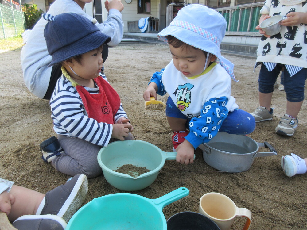 おもちゃを貸してあげている様子